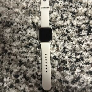 Apple Watch SE (second generation)40mm  / Starlight